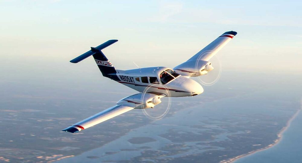 piper-seminole-flying-angled